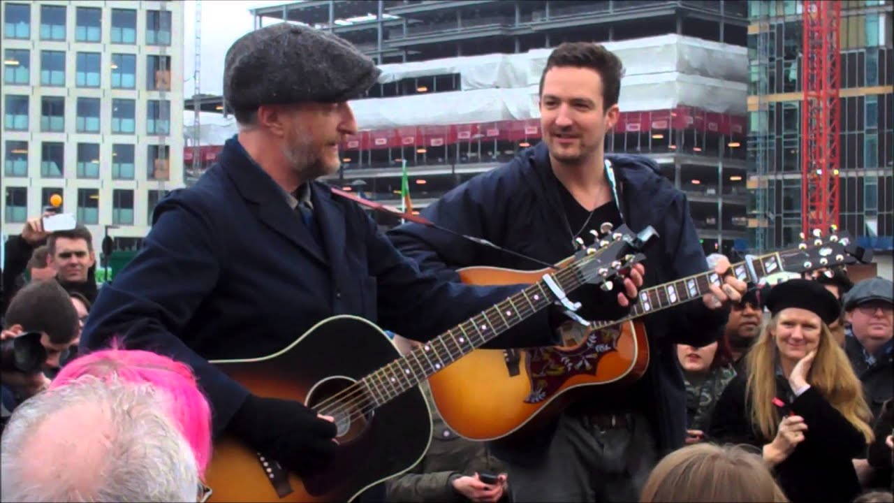 Billy Bragg | Frank Turner | Busking | Live | 17th Dec 2013 | Music News
