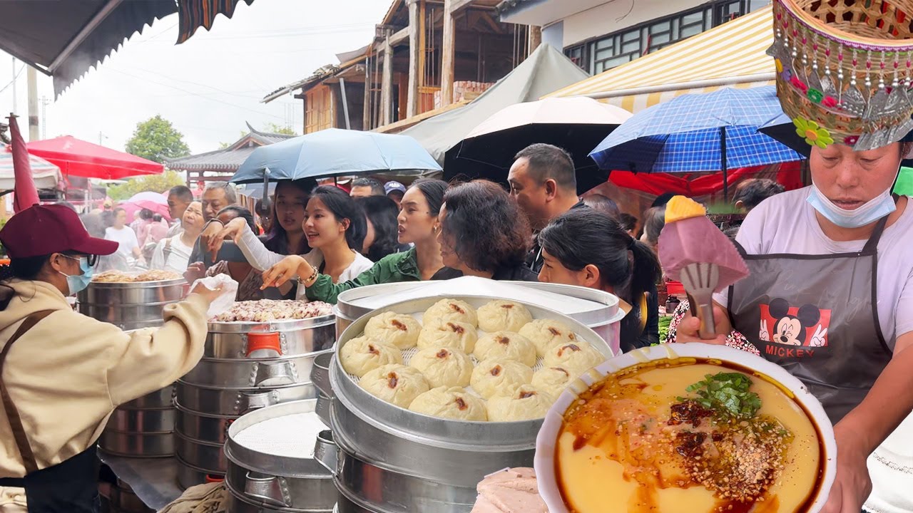 [4K]中缅边境集市，民族特色美食5元特色稀豆粉，饵丝和粑粑，网红破酥包，现烤香喷烤鱼，吃了十几种美食一共才花30元