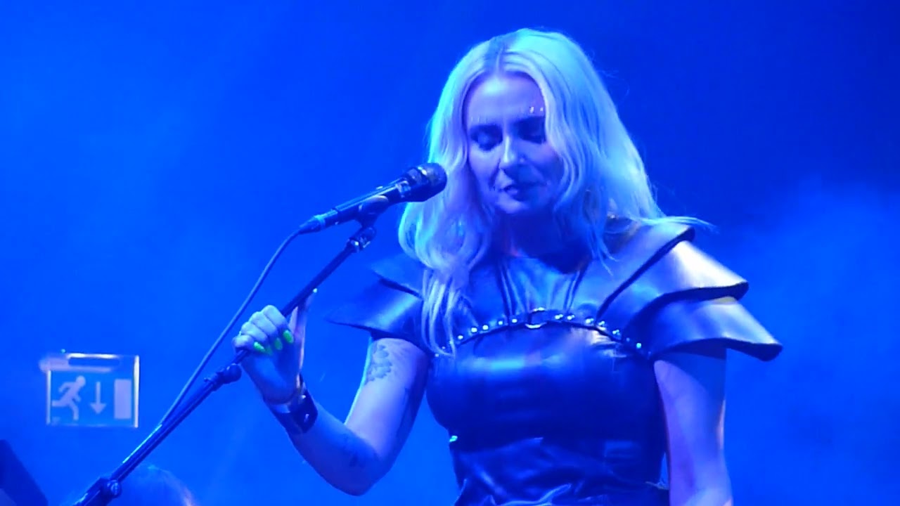 Eivør - Lívstræðrir (live @ TivoliVredenburg Utrecht 25.10.2022) 2/4