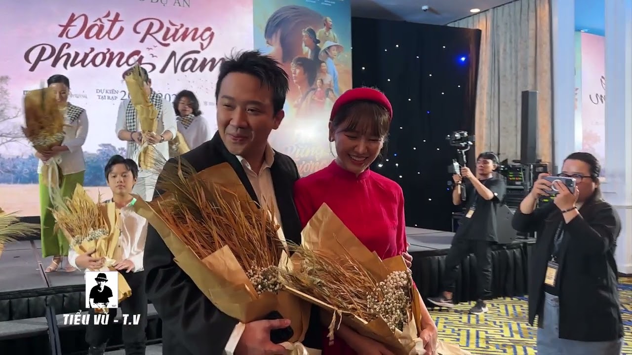 Trấn Th&agrave;nh t&igrave;nh tứ b&ecirc;n Hari Won tại sự kiện 'Đất rừng phương Nam'