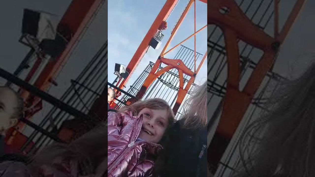 La peur de sa vie A 7 Ans Elle Fait le Manege grand bateau à Lunapark la rochelle