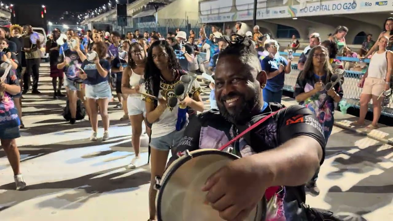 Bateria da Unidos da Ponte no ensaio do setor 11 da Sapucaí para o carnaval 2025.