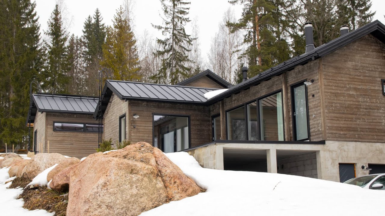 Hirsitalo kuultok&auml;sitellyill&auml; ikkunoilla ja ovilla &ndash; upeat ikkunat lattiasta kattoon
