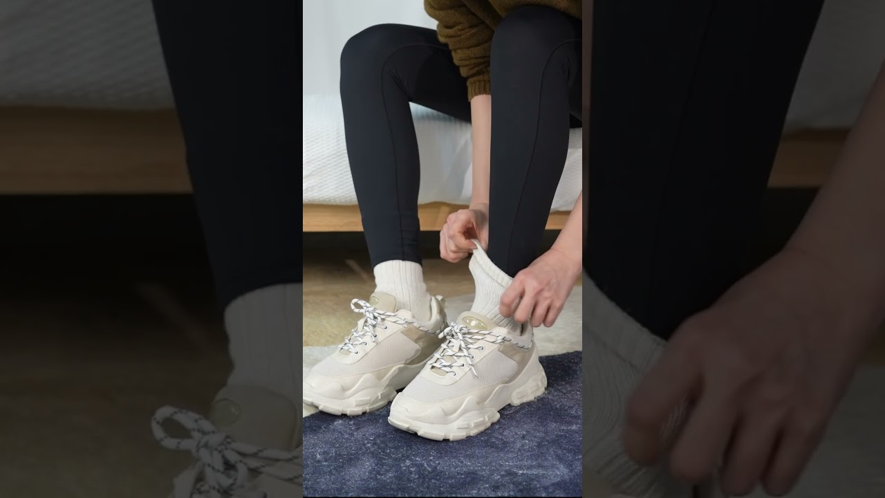Socks + leggings = our go-to everyday outfit 💯 #fashionhacks #fashiontips #leggings