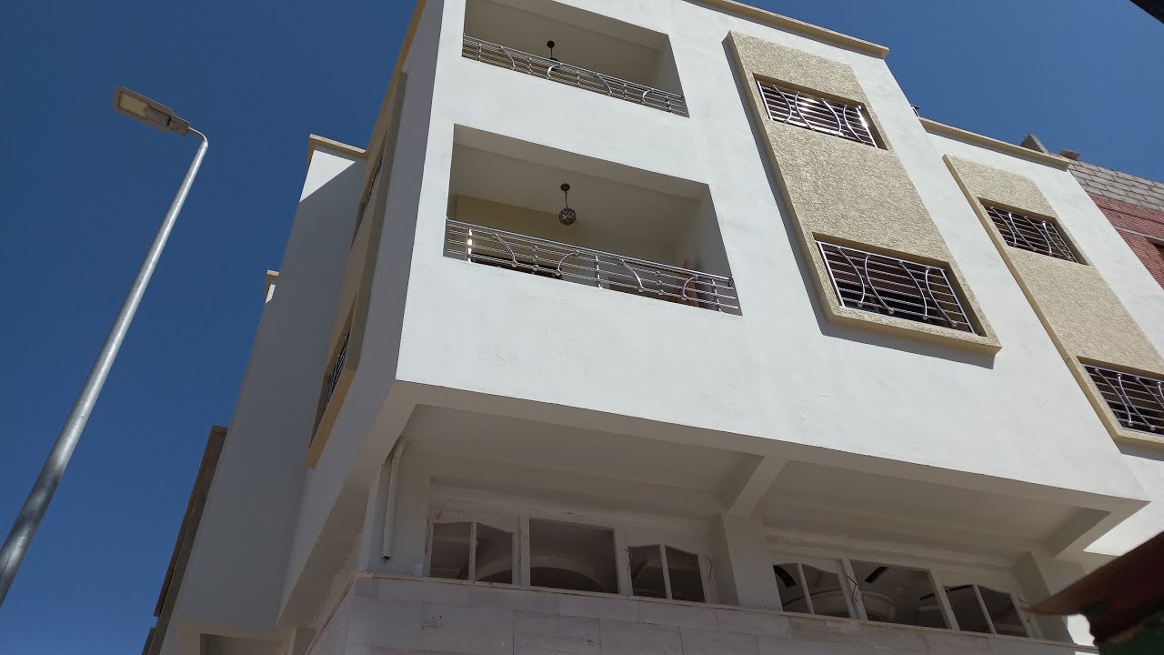 شقة للبيع من 2 وجهات 3 غرف 2 صالون موقع رفايف مع جار واحد