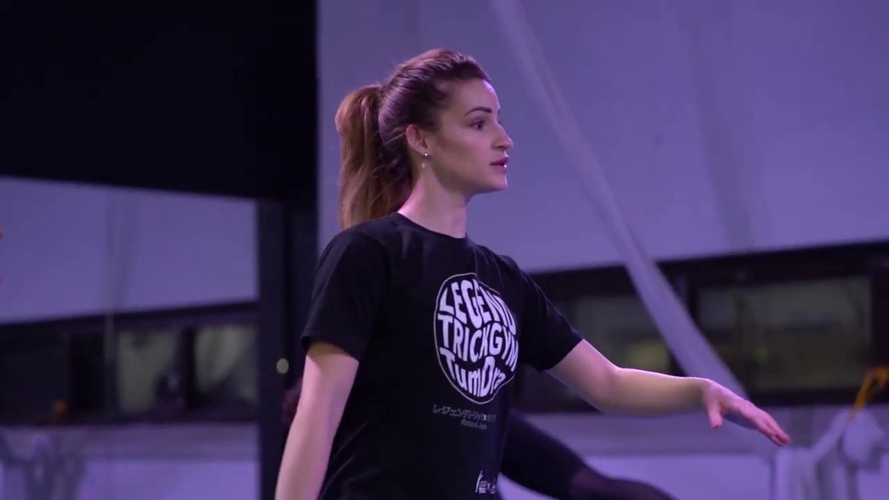 Karina Saarela - Huipputason ohjattua käsilläseisontaa ja venyttelyä