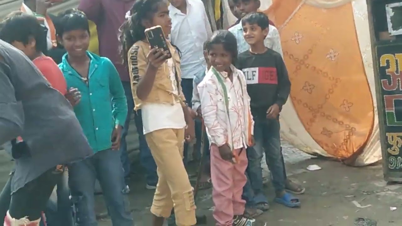 जब बच्चे ने भीख मांगने की एक्टिंग की तो लोग भावुक होकर देने लगे रूपया हम हैं गरीब हमें रोटी कौन.....