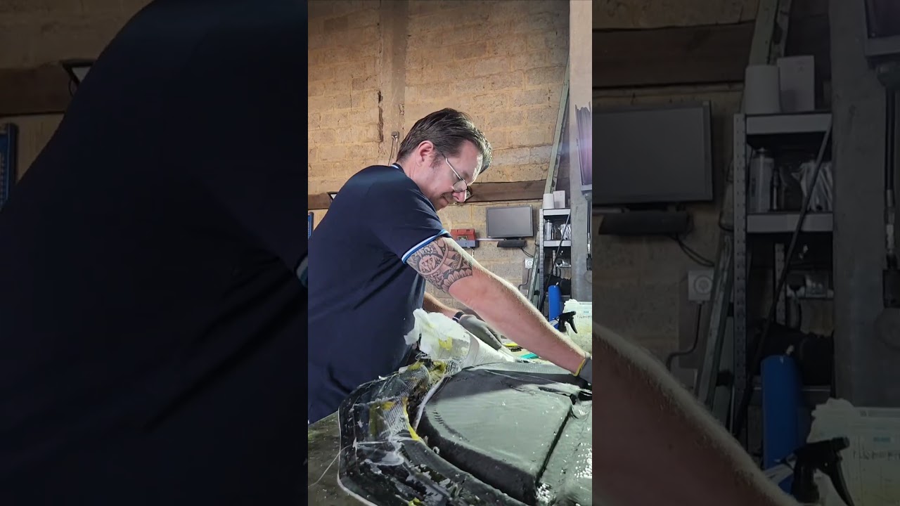 Demoulage dos Capot moteur carbone Elise S1 www.lightisright.be #lightisright #elises1 #carbon