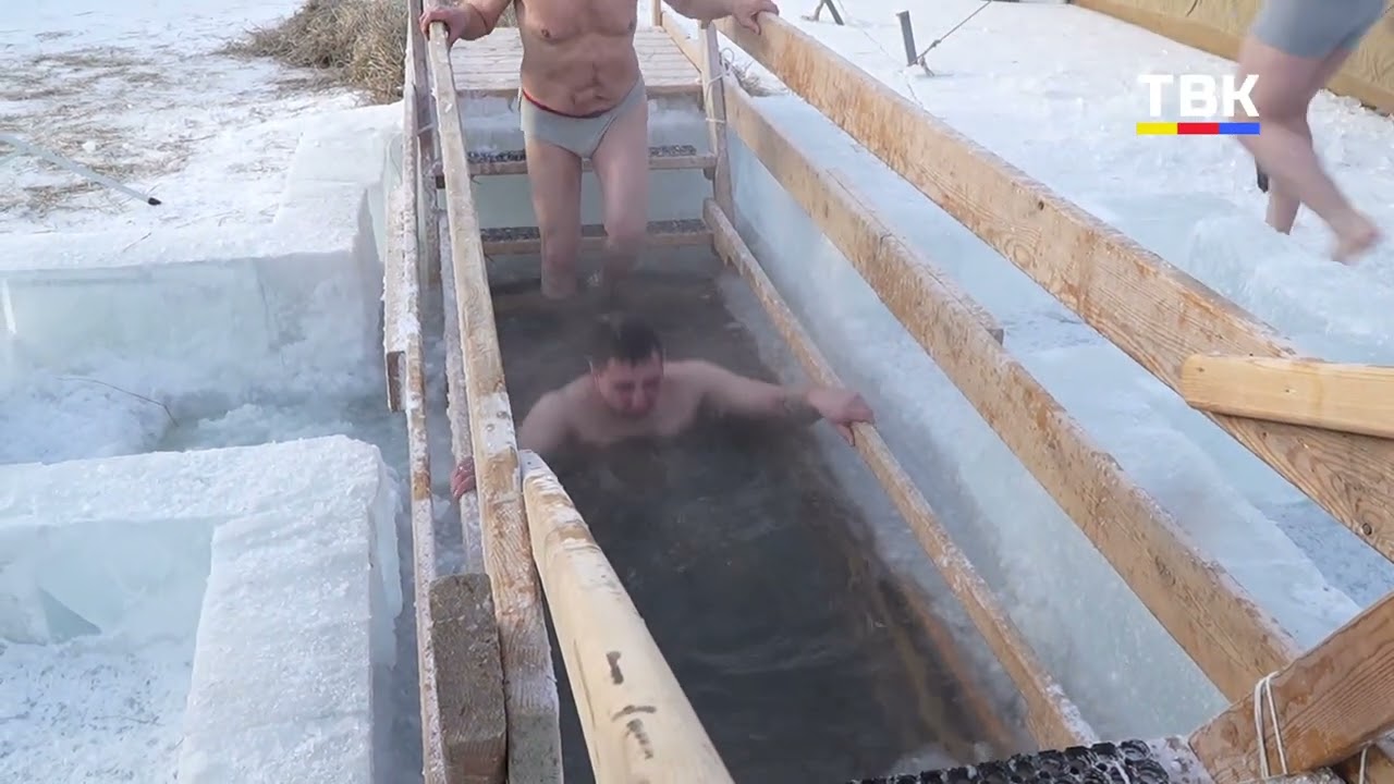 В 30-градусный мороз горожане окунулись в крещенскую купель
