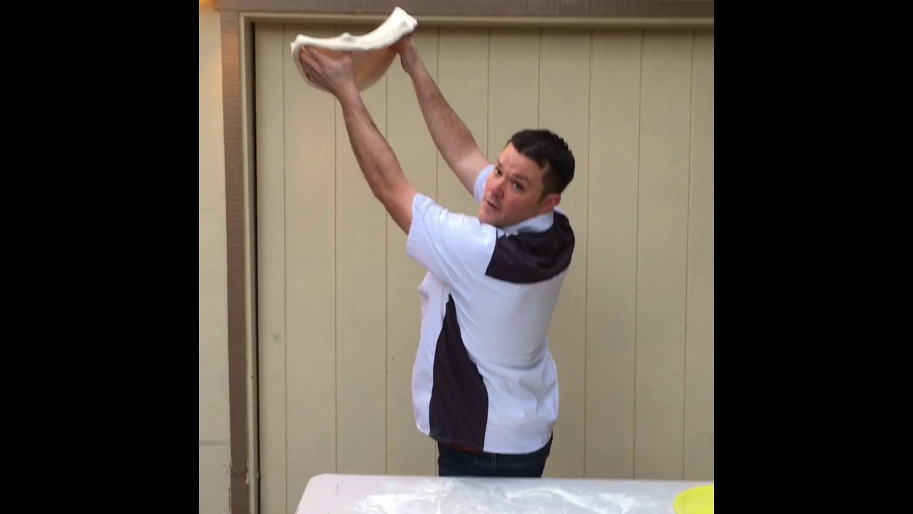 How to spin out pizza dough #pizza #pizzaspinning #howto #howtomakepizza #pizzamaking