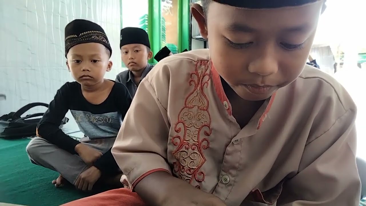 Jalani hidup dengan santai,tapi jangan lupa berdoa.Usaha boleh maksimal,tapi tawakal harus total !!