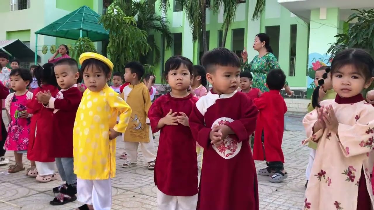 Trường mầm non Bông Sen tập thể dục buổi sáng 