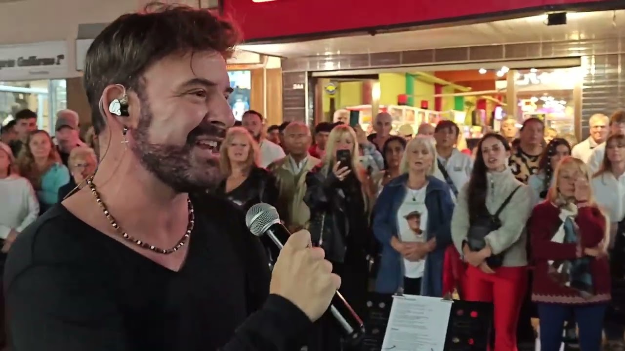 Sólo un momento - Brindis - La Familia - Juan Etchegoyen (2026 Peatonal 83)