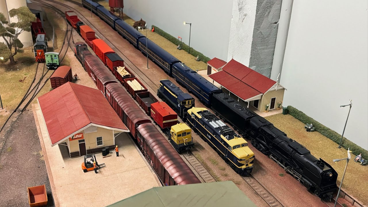 Model Railway Layout Running! #2 (ft. Van den Railways)