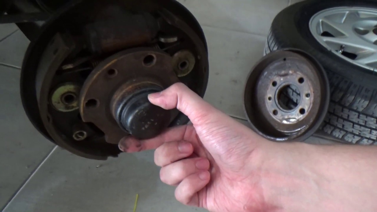 Manutenção no Freio traseiro do Fiat Uno.