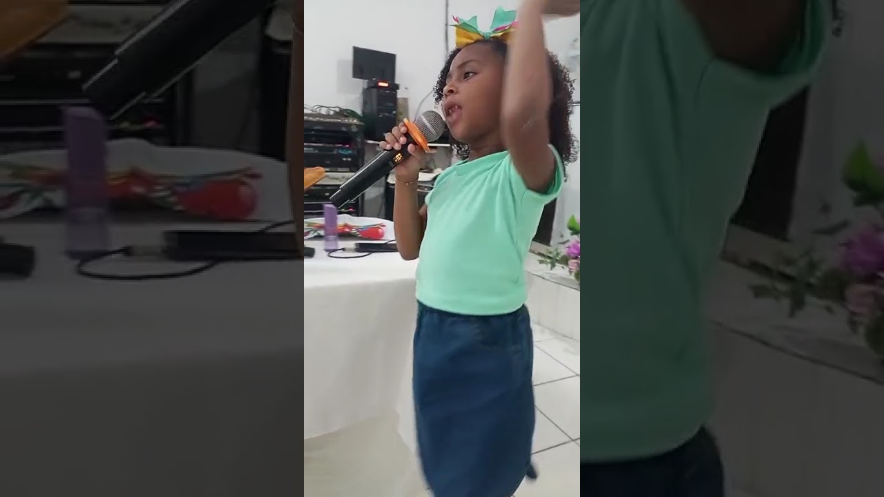 Eu cantando (vem senhor) na igreja do meu tio 