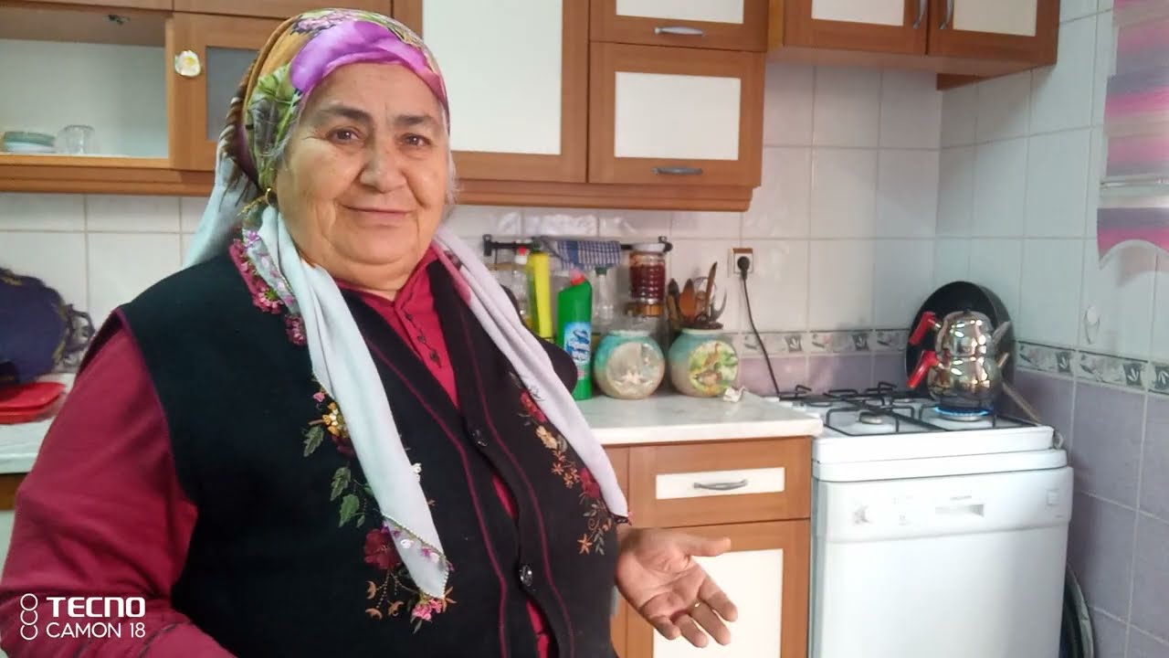 🐱🐈🐱🐈🐱🐈🐱🐈🐱 leri besliyorum çiçekleri seviyorum   beni beğenirseniz abone olursanız sevinirim layk atı