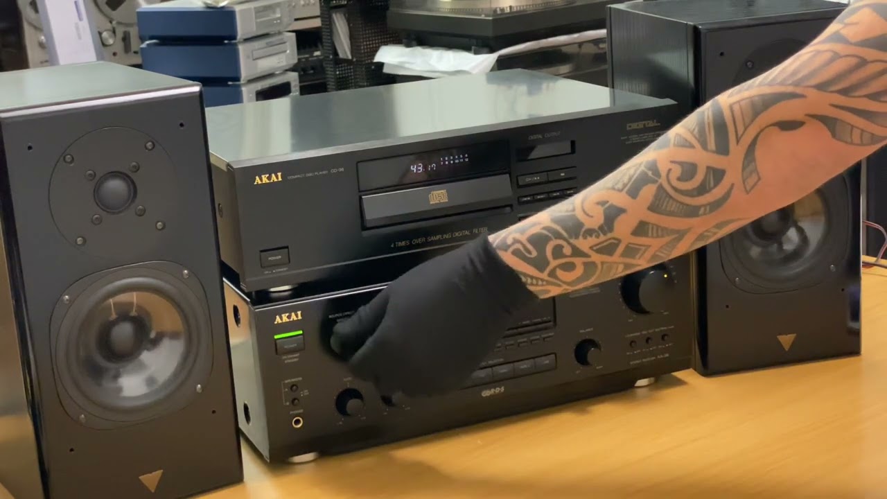 AKAI AA-39 Stereo Amplifier & AKAI CD-36 Compact Disc Player