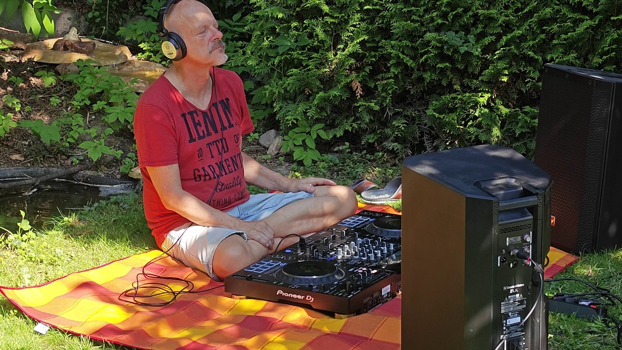 Relaxing and Enjoying the Sound of Summer in My Hypnotic Techno Garden