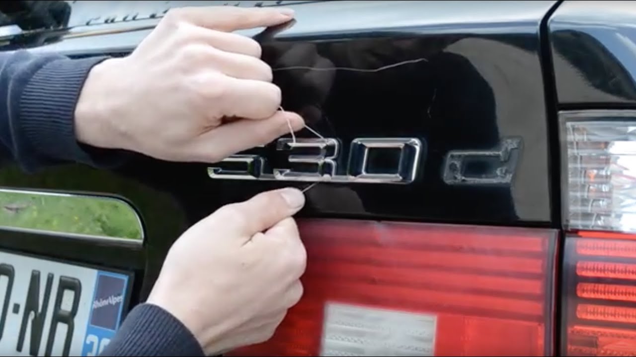 Comment enlever les badges / monogrammes / autocollants sur votre voiture