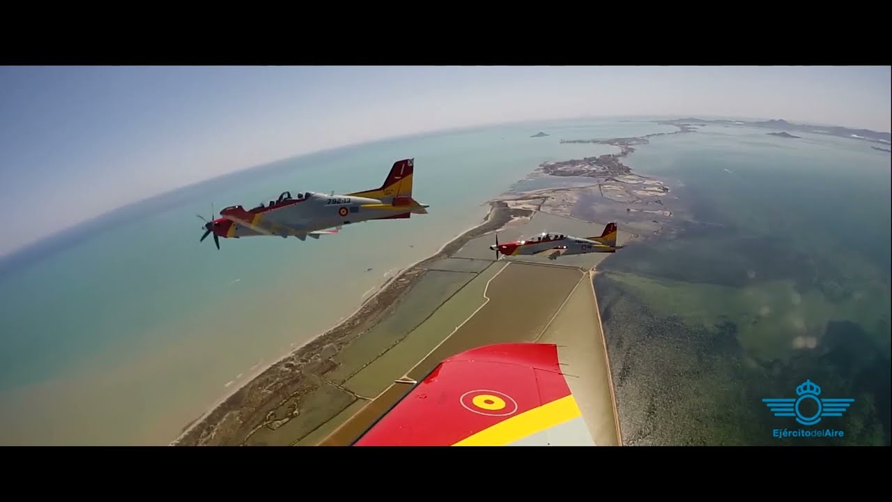 El Ejército del Aire muestra sus nuevos entrenadores PC-21 en pleno vuelo