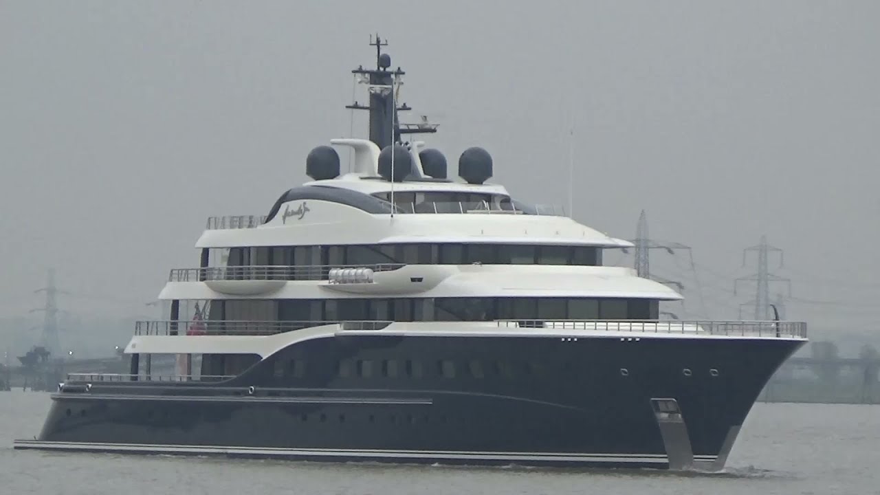 Motor Yacht HERE COMES THE SUN sailing on the River Thames