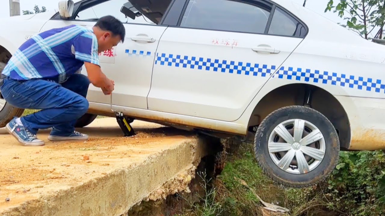 The Rear Wheel Fell Into The Ditch, Why Didn't The Driver Panic?