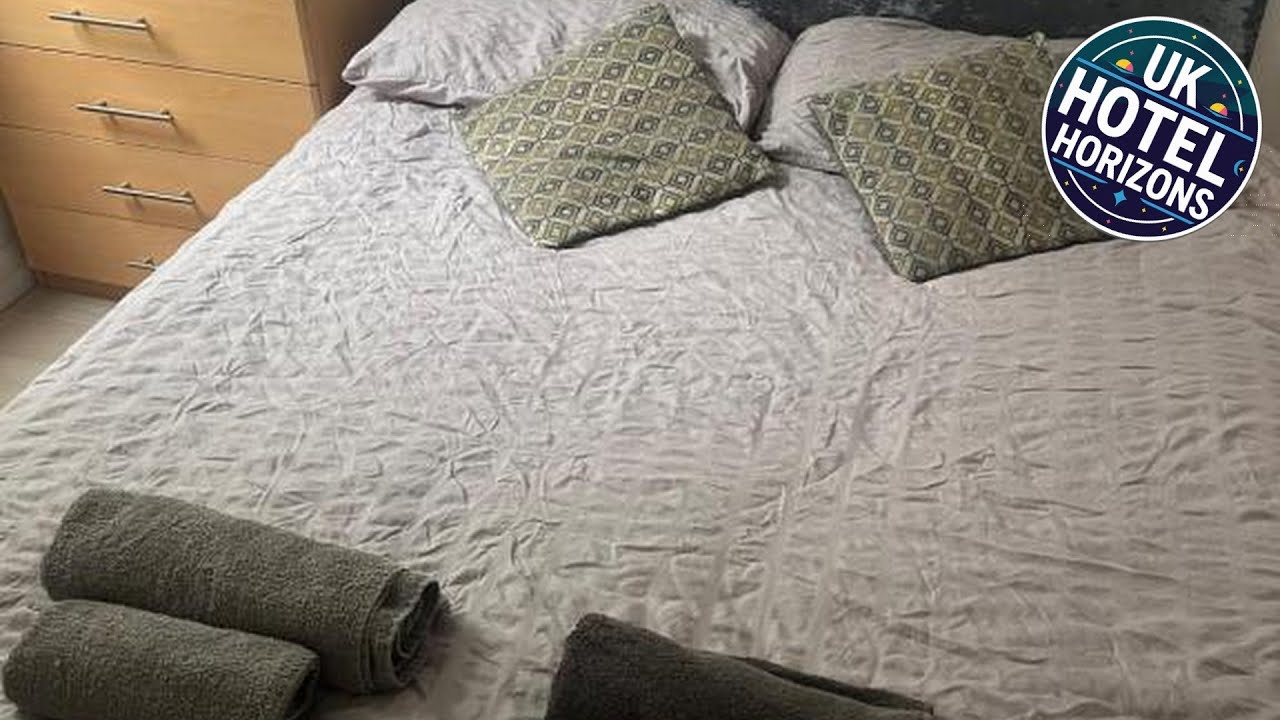 Redecorated Double room with shared bathroom -rm3 | London, United Kingdom | Hotel Review 🌟