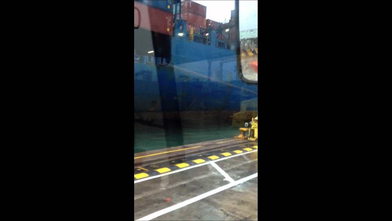 MSC Pucon rompiendo amarres de popa en MSC Terminal Valencia