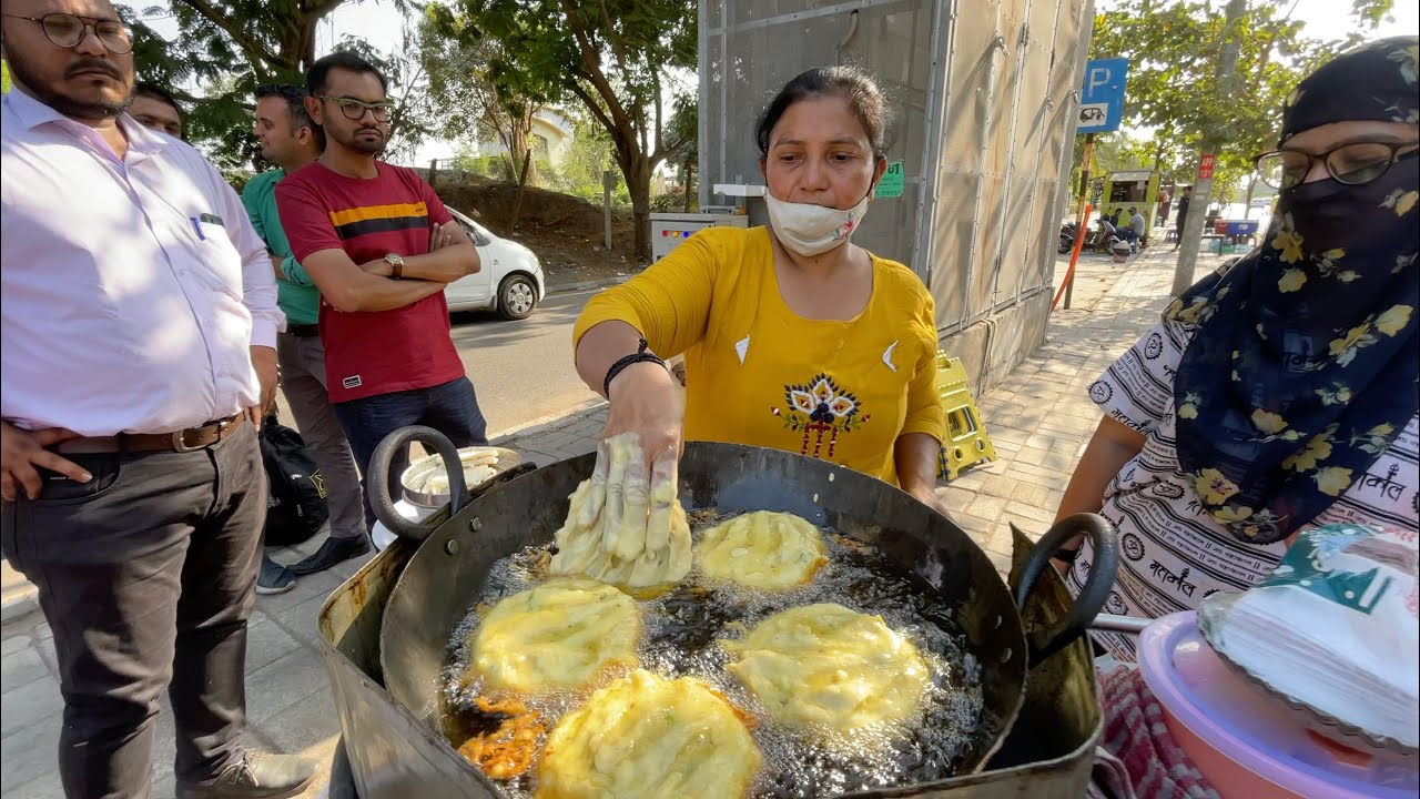 Mother-daughter duo Selling Bread Pakora in Surat | Indian Street Food