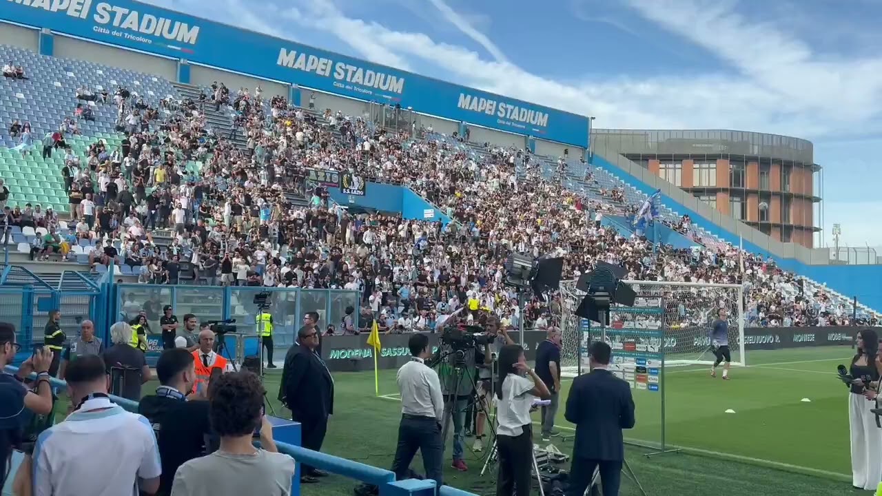 I tifosi contestano e insultano Fabiani prima di Sassuolo-Lazio