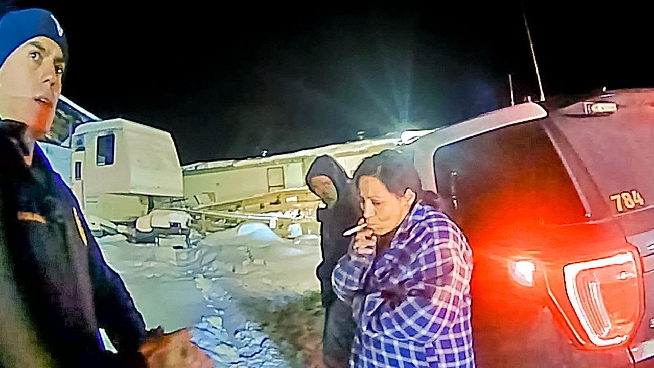 Мама курит, пока её ребёнок умирает в грязном и холодном доме