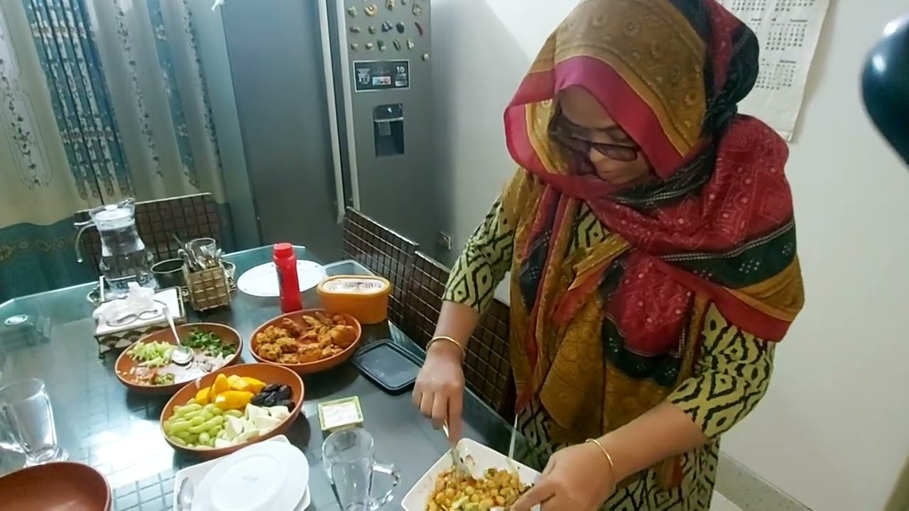 ইফতারের আয়োজন নিয়ে ব্যস্ত সময় 