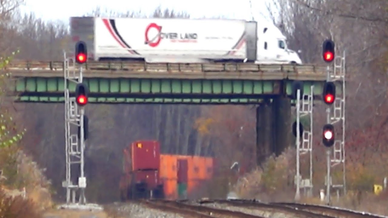 Trains and Control Point Signals Changing! Two Train Meets! 2 Canadian Trains Meet! + More Trains!
