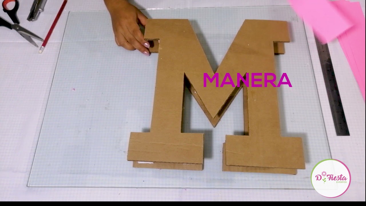 Letra 3d de cartón con textura de Flores