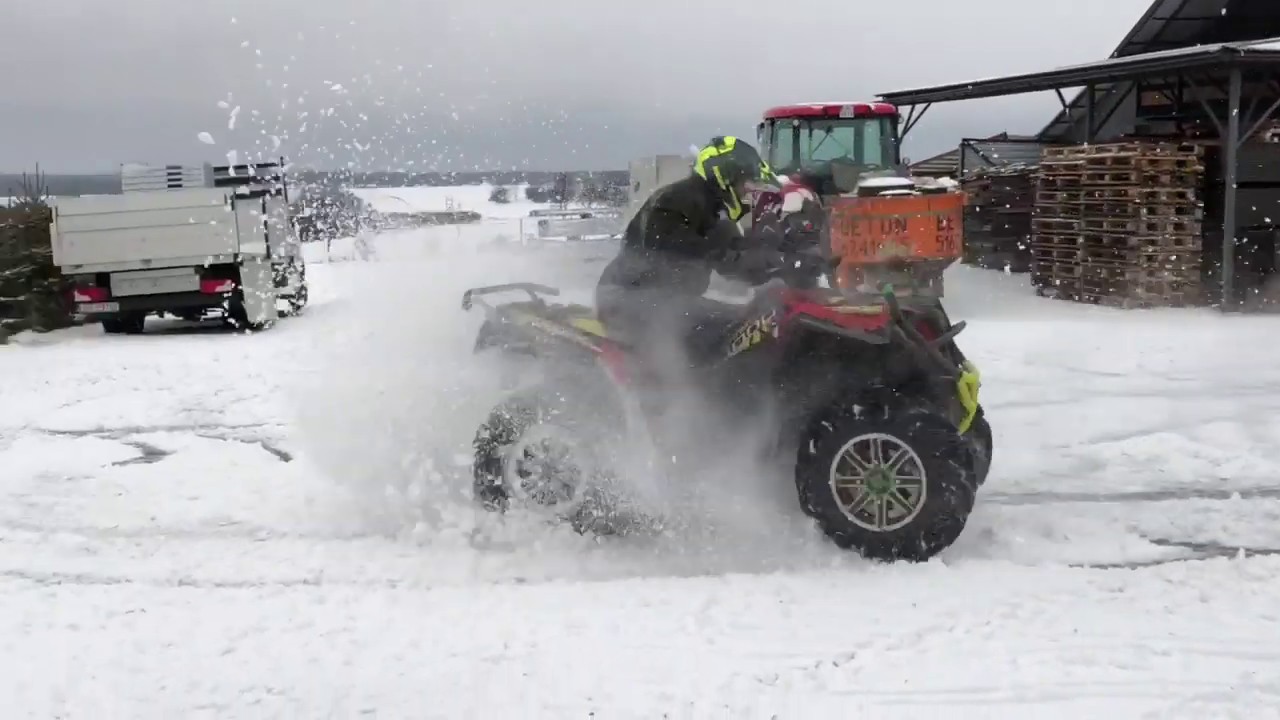 Drift quadem na śniegu i korkociąg. Quad Polaris scrambler XP1000.