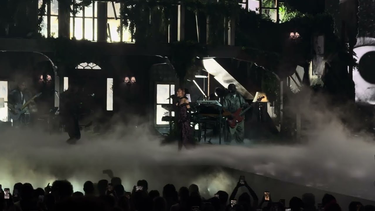 Ariana Grande - &ldquo;twilight zone&rdquo; live Oakland Day 3 2026