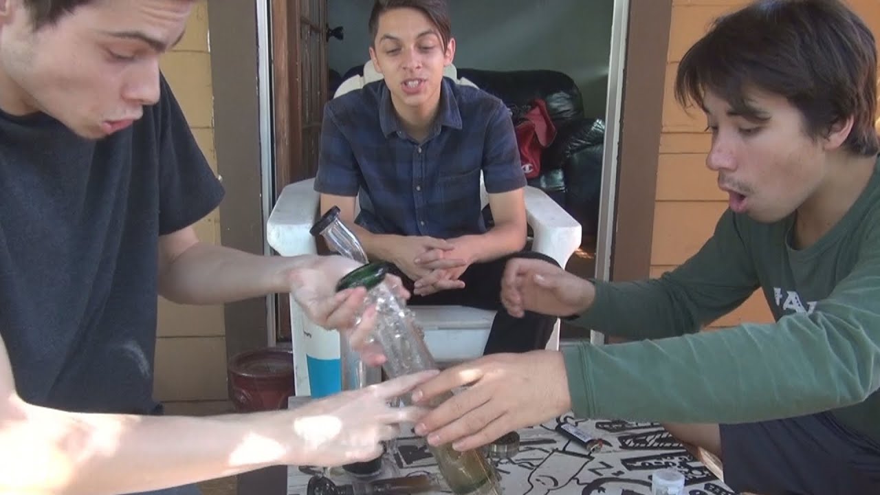EPIC BONG BREAK (MUST SEE)
