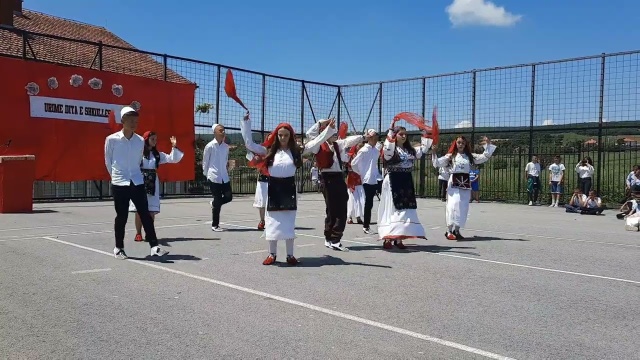 Valle për ditën  e shkollës 