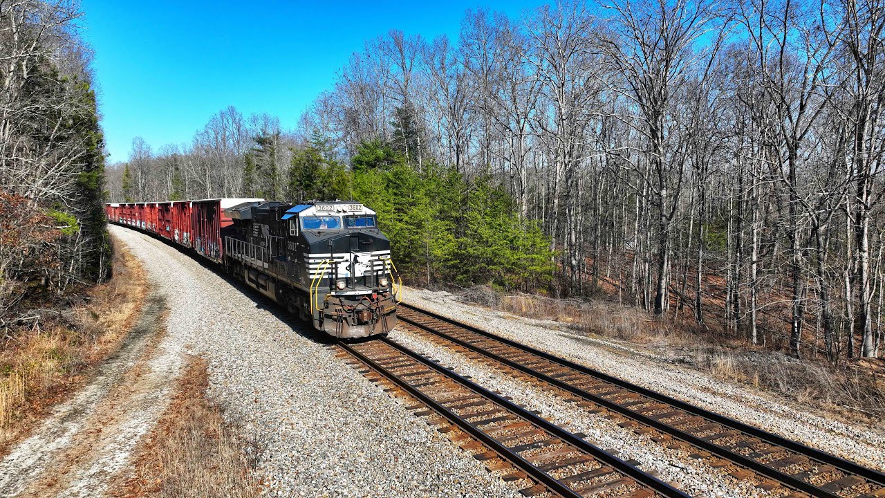 Norfolk Southern 189 heads South thru Pilot Mtn Tennessee 
