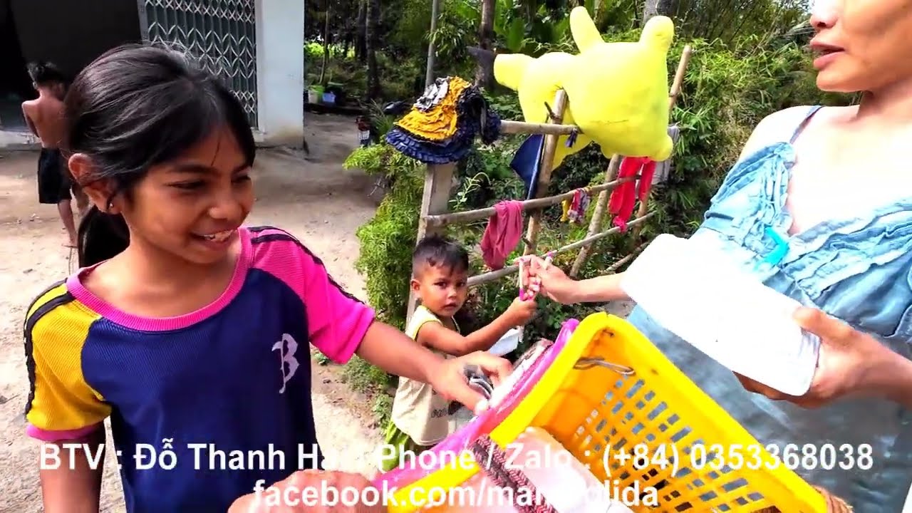 Trẻ em xóm nghèo Đốc Prim và Thnot Chrum và mì xúc xích và kẹo mút 0 đồng, Tri Tôn, AG 15/02/26