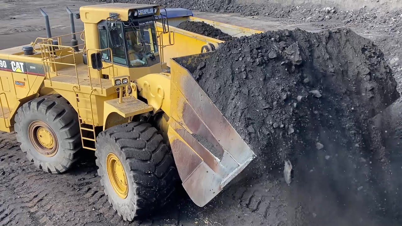 Caterpillar 990 Wheel Loader Loading Lorries With Three Passes - S.G.M Melidis