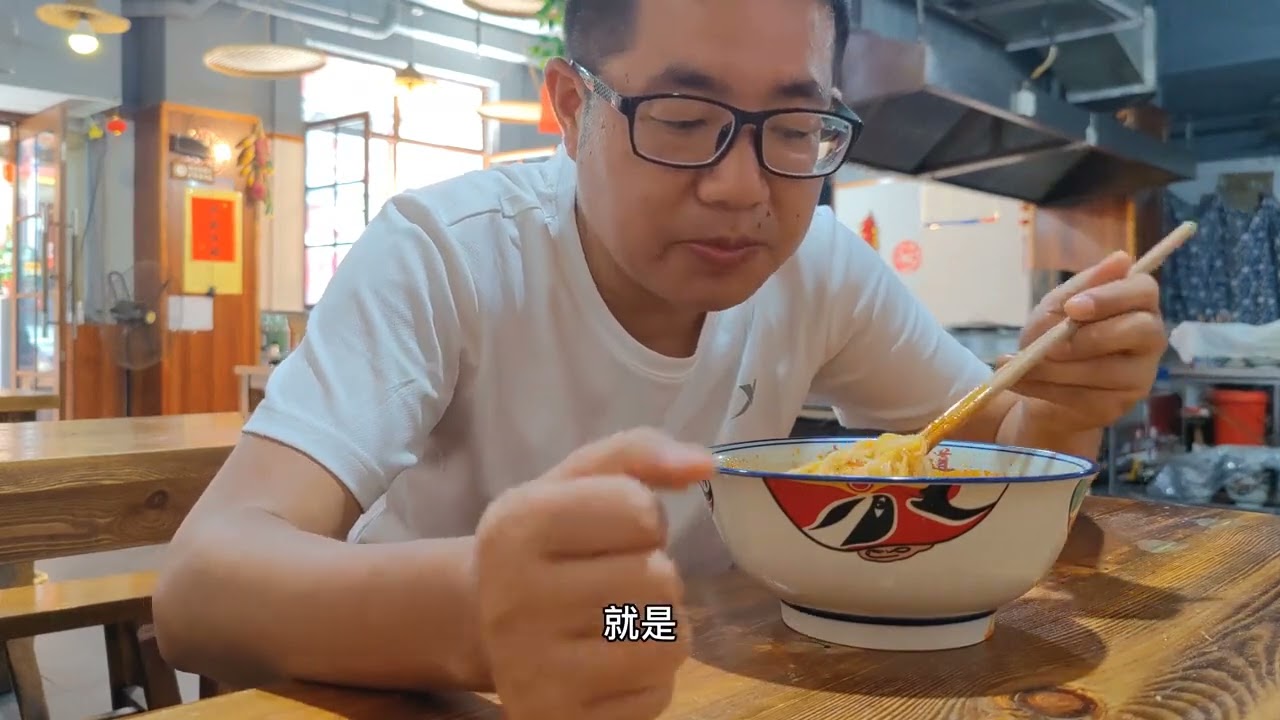 在宝鸡逛陈仓老街，仿古街道上全是地方美食小吃，岐山臊子面真香 #vlog日常 #日常vlog #地方特色美食 #美食 #生活vlog #vlog #臊子面 #城市记忆 #市井生活 #宝鸡美食