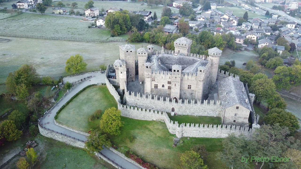 Il castello di Fenis dal drone