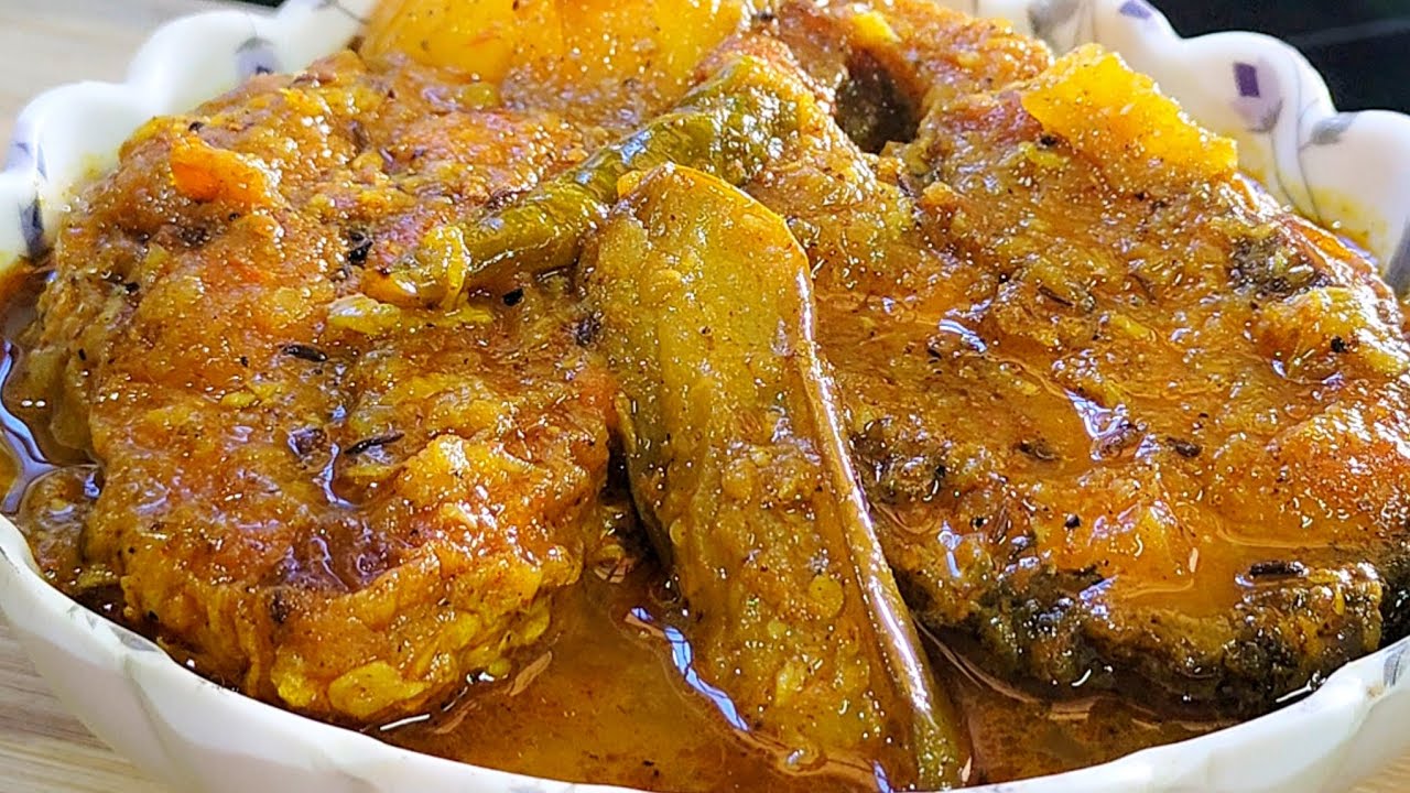 একবার এই ভাবে আলু বেগুন দিয়ে মাছের ঝোল রান্না করে দেখুন এর স্বাদ ও সুগন্ধে ভাত খাওয়া হয়ে যাবে।