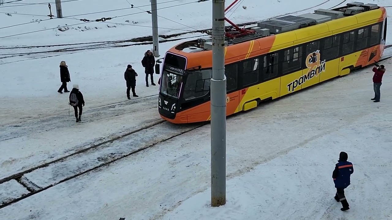 трамвай из Усть-Катава(УКВЗ Челябинской обл.).28 12 2023 г в Ярославле.Надеемся,обратно не уедет.