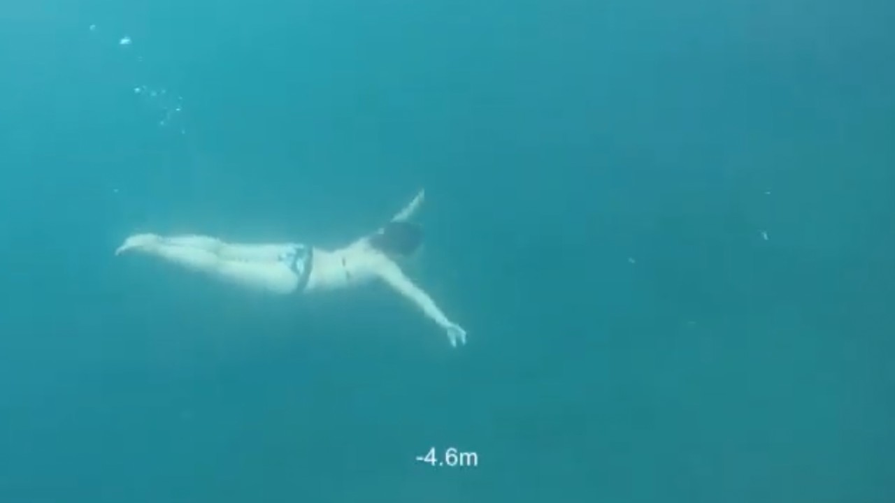 No Mask Underwater woman freediving no fins M012