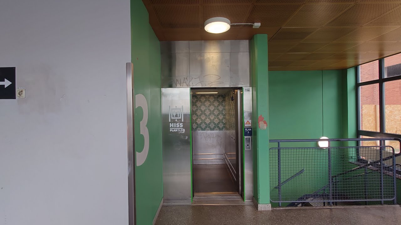 Run-down KONE M Hydraulic Elevator @ Paradisgaraget in Huddinge centrum, Huddinge, Sweden!