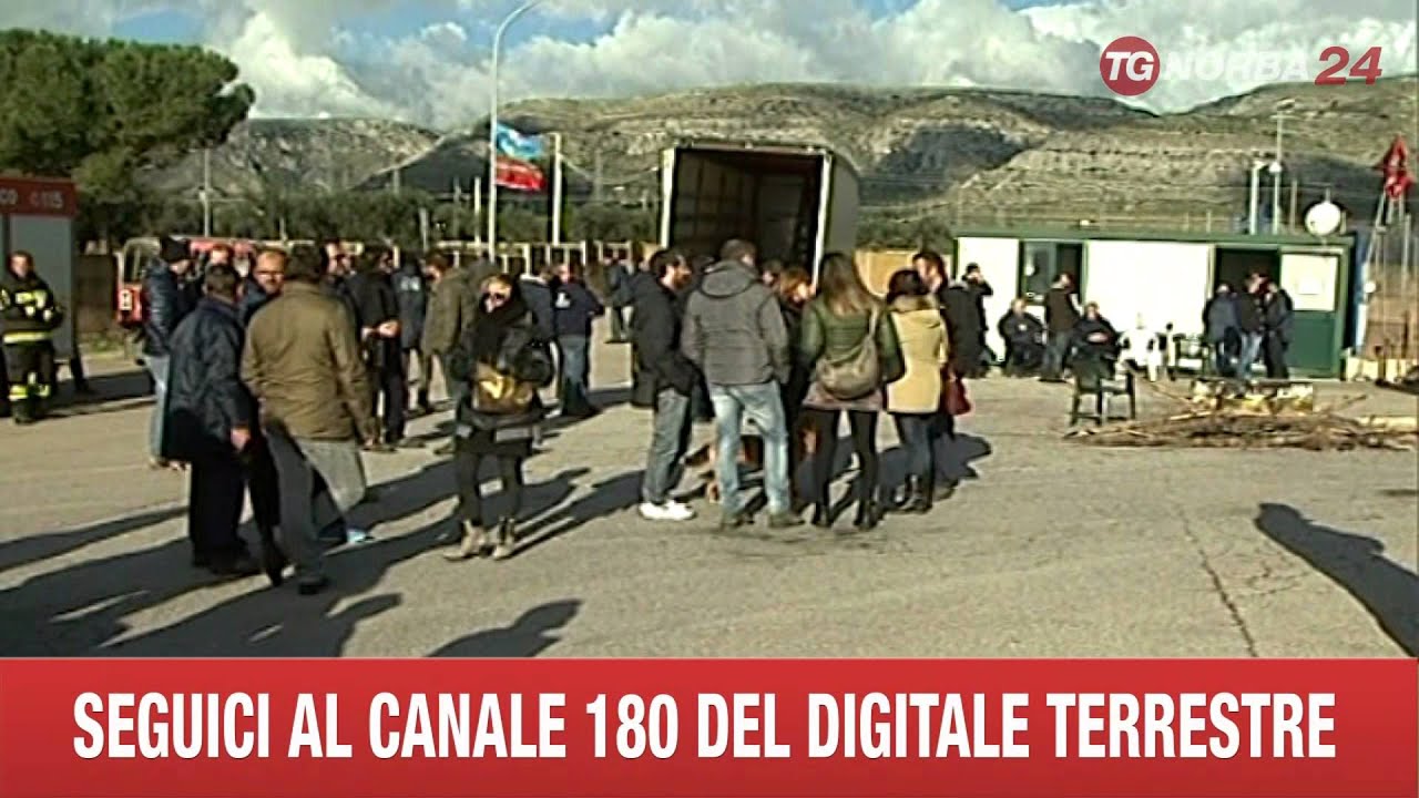 MANFREDONIA PROTESTA OPERAI SANGALLI SALGONO SULLA CIMINIERA