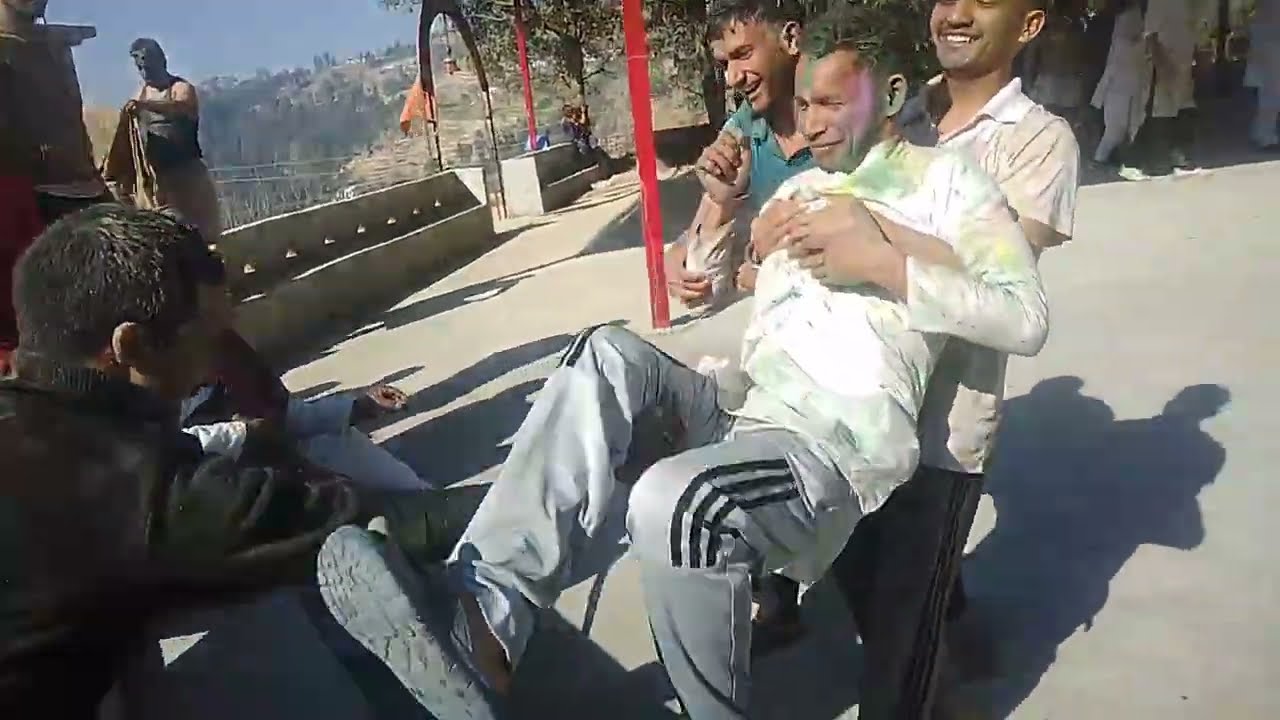 आज कि होली में ये क्या करदिया भाई लोगो ने😆pahadi life #rajuvlogs 04